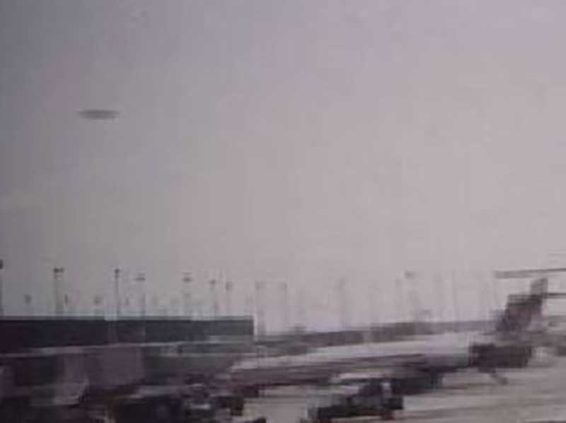 Alleged Chicago O'Hare UFO Photo