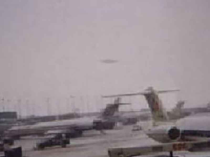 Faked Chicago O'Hare UFO Photo